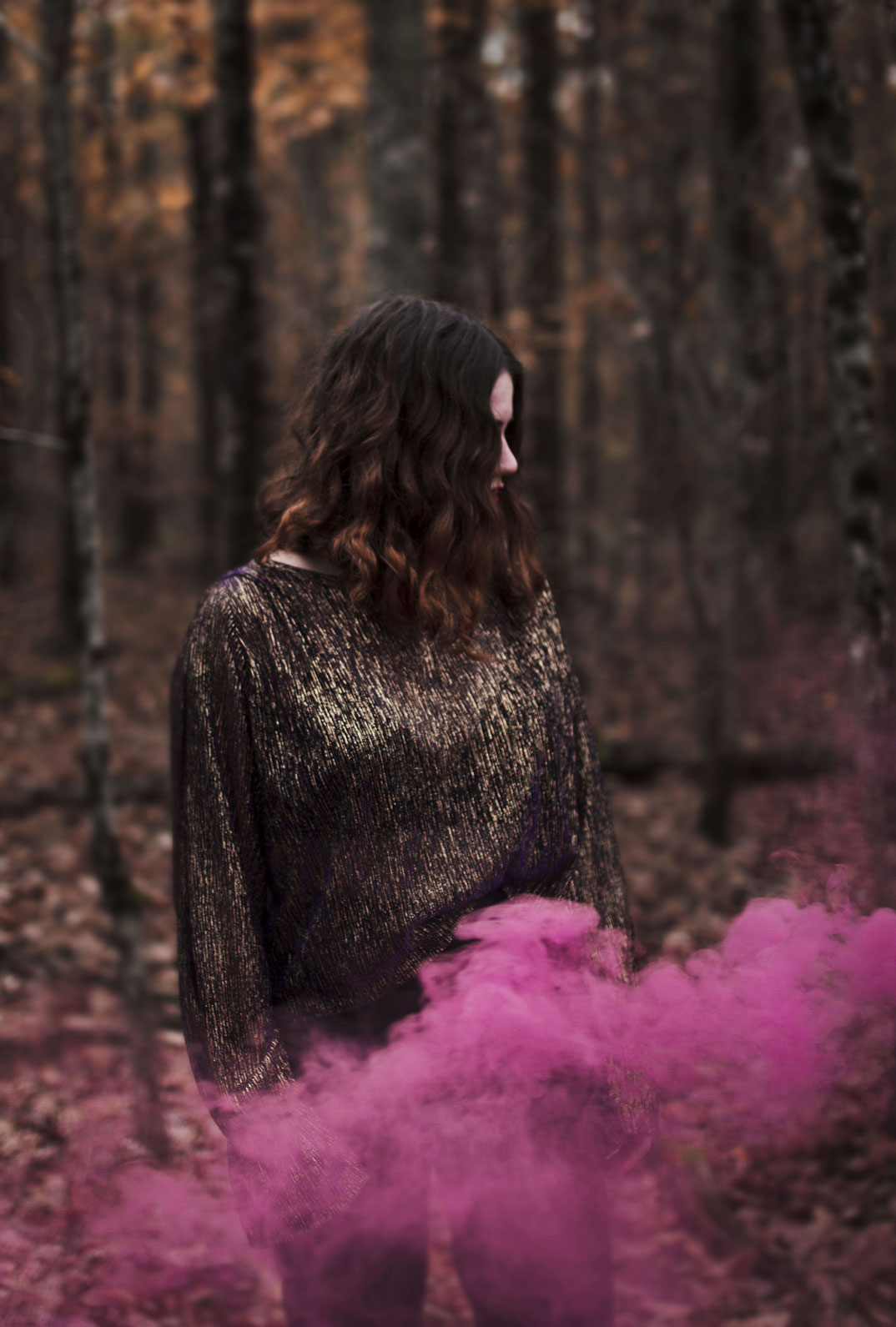 portrait d'une jeune fille rousse dans la foret à Tours, avec un fumigène rose.