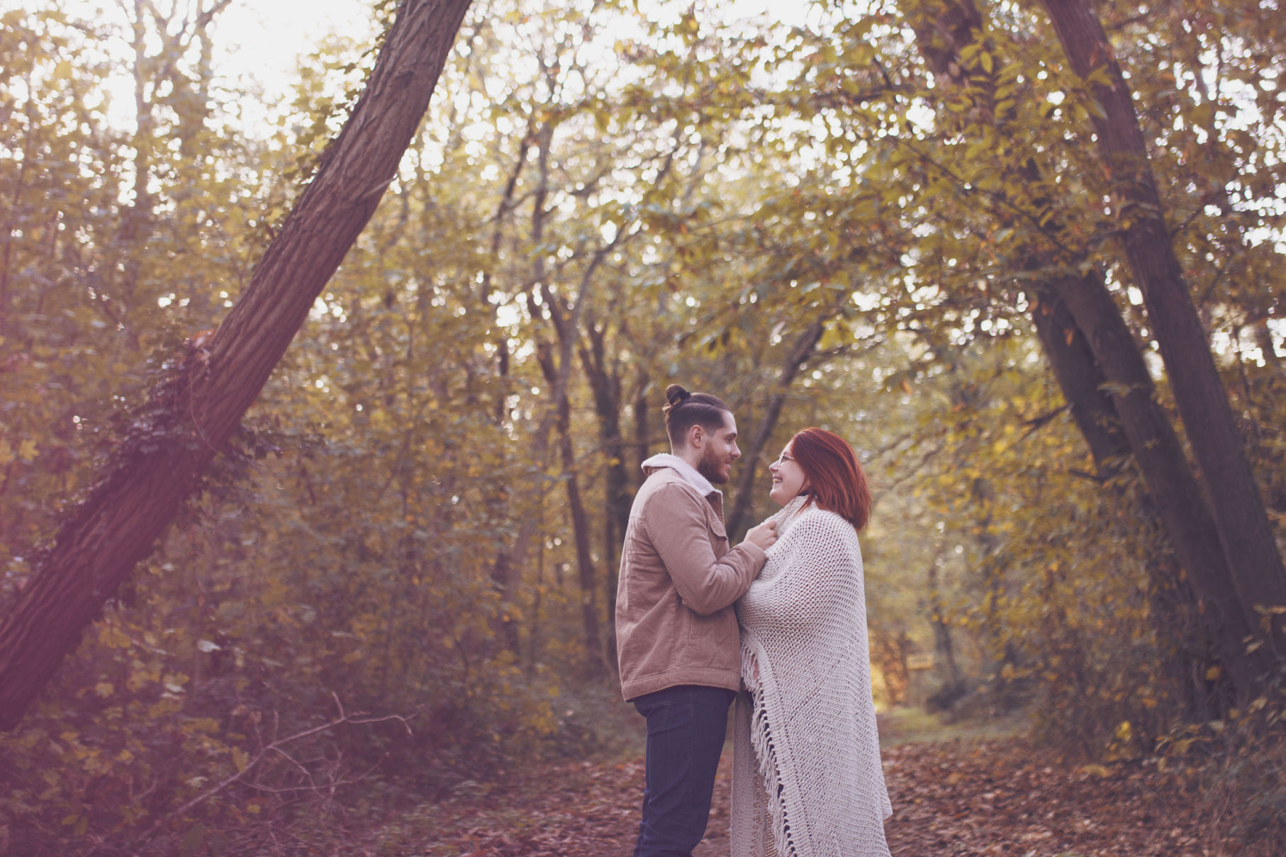photo d'un couple en automne dans la forêt