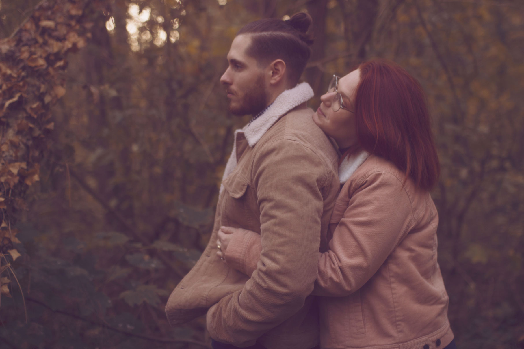 photo d'un couple en automne dans la forêt