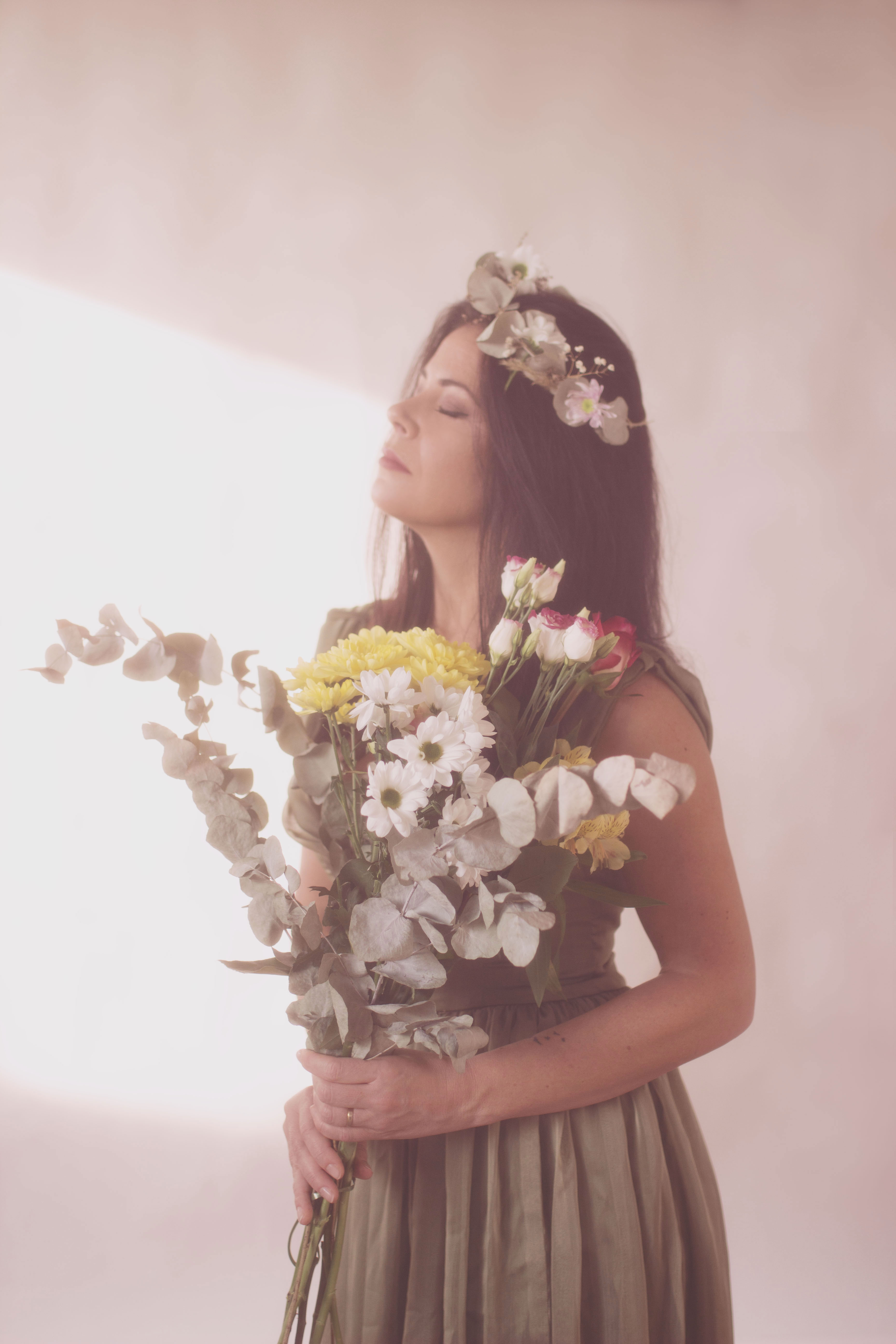 portrait romantique d'une femme avec des fleurs