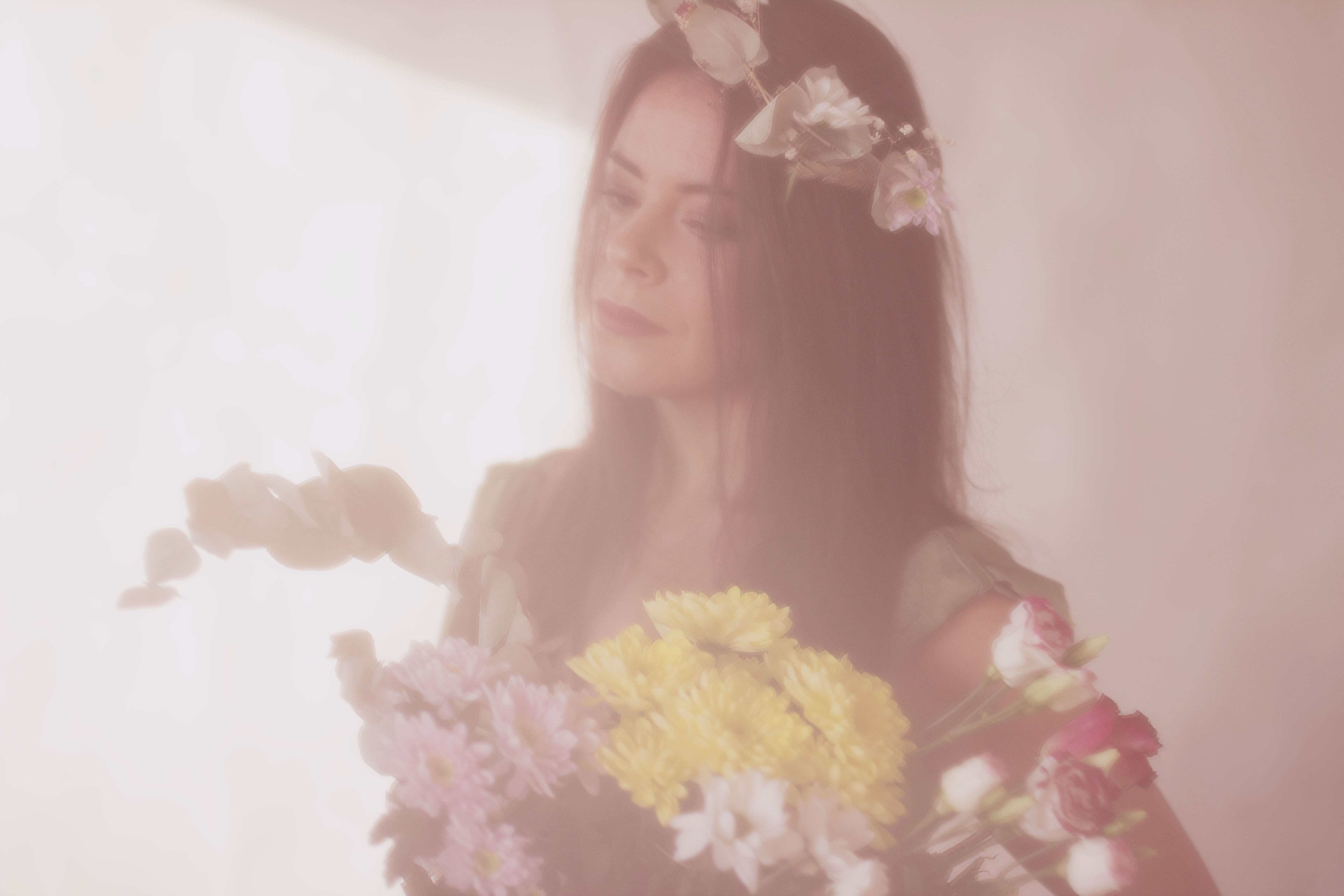 portrait romantique d'une femme avec des fleurs