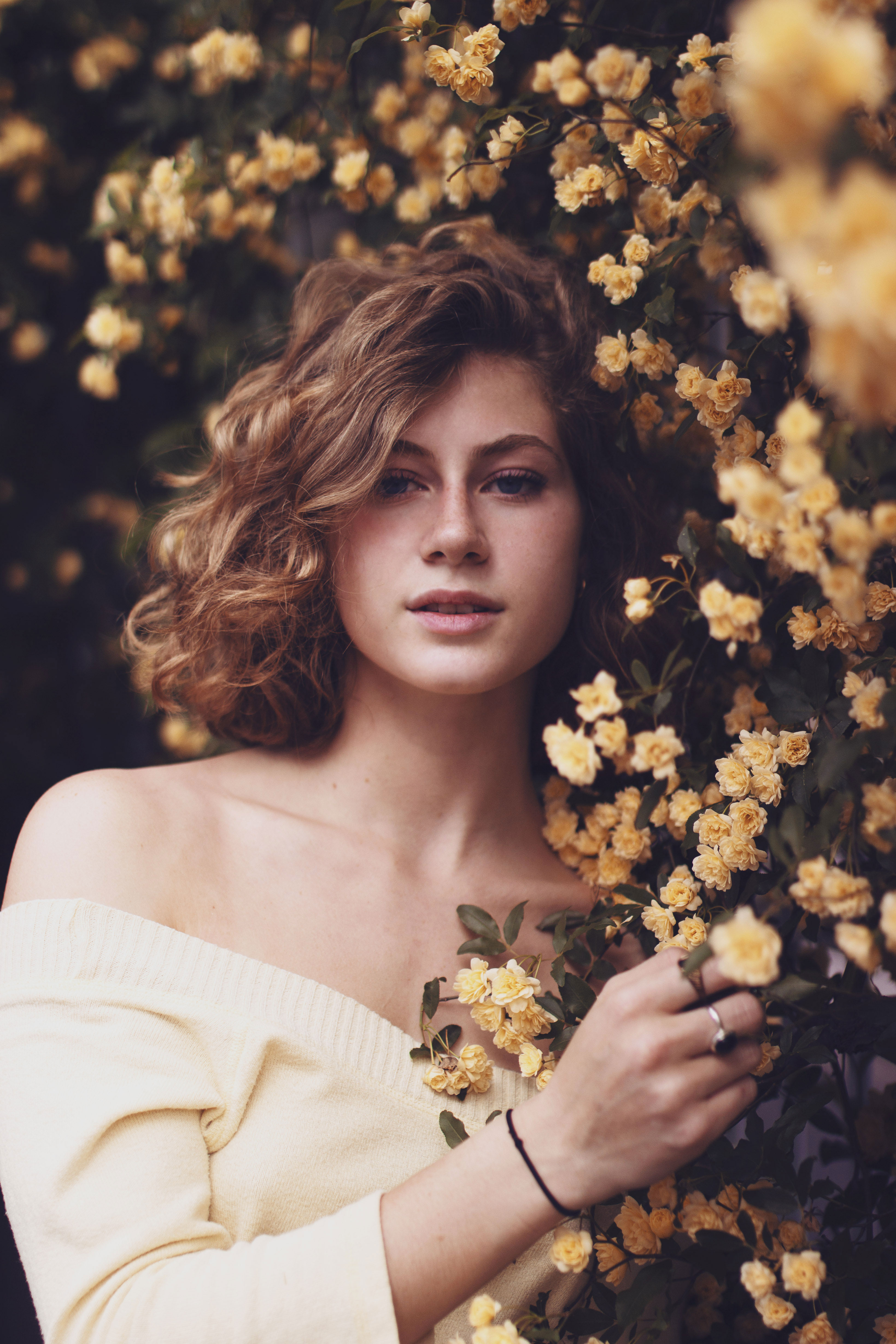 portrait d'une jeune femme avec des fleurs