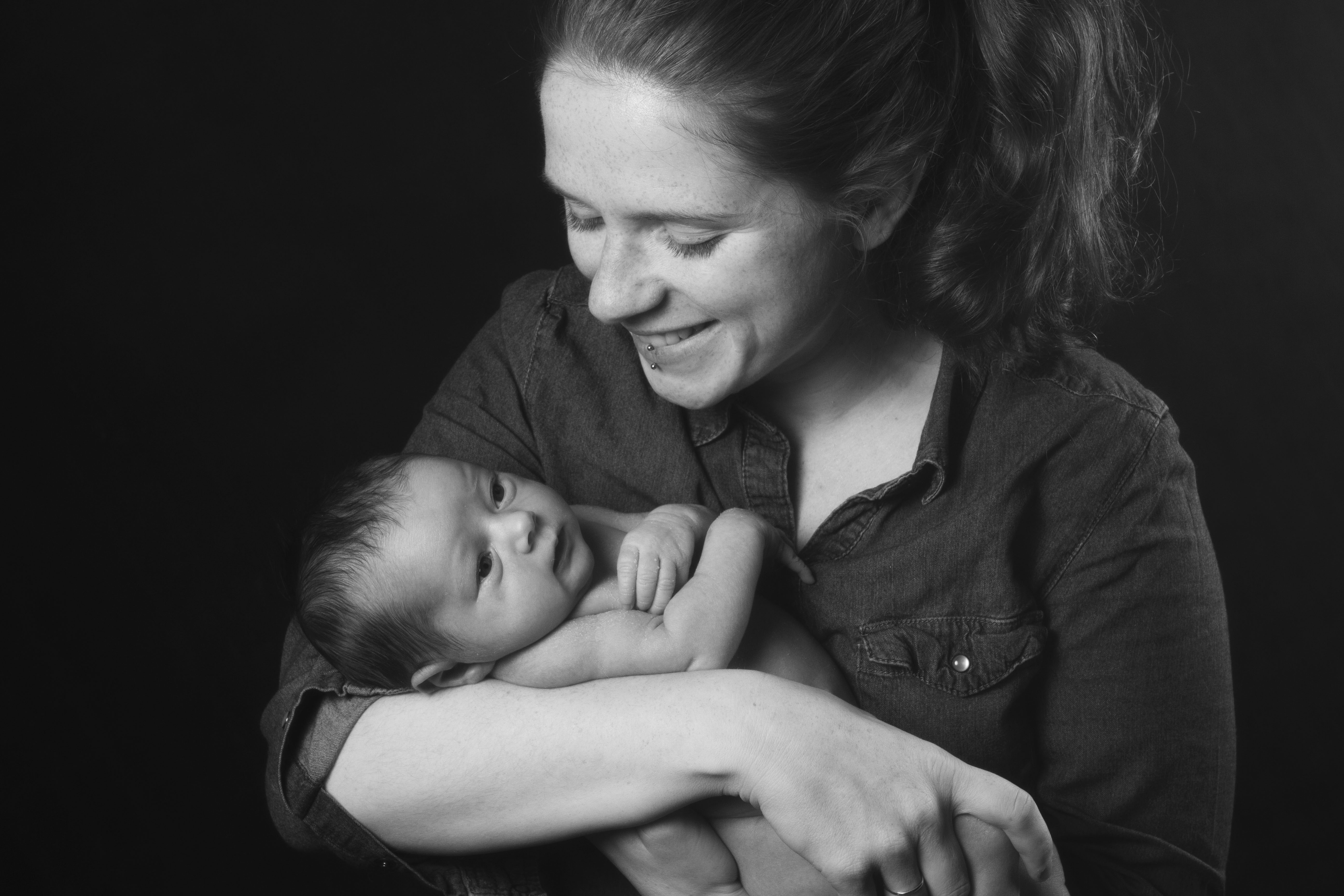 portrait studio mère et son nouveau né