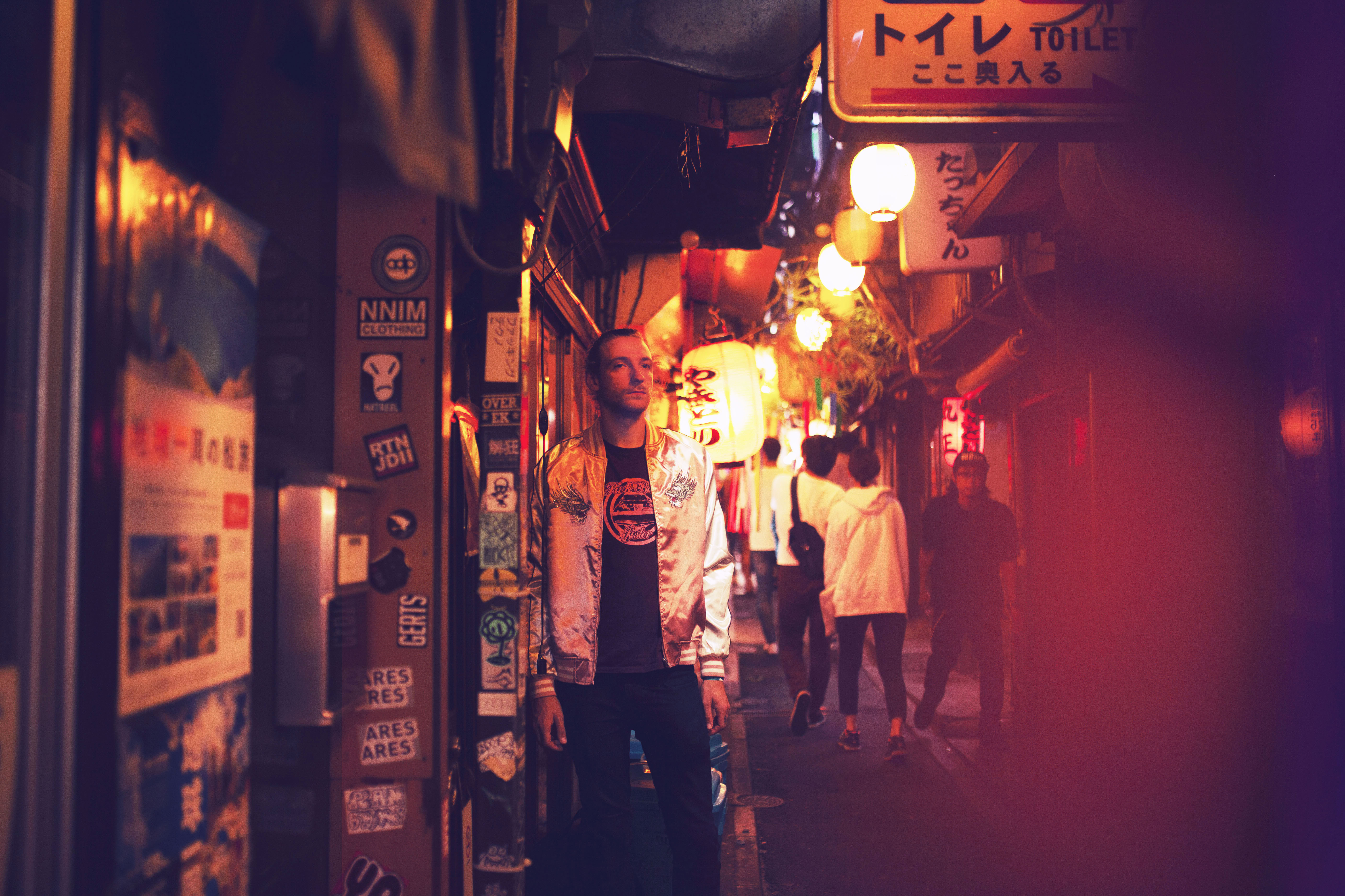 portrait d'un homme la nuit dans une rue japonaise