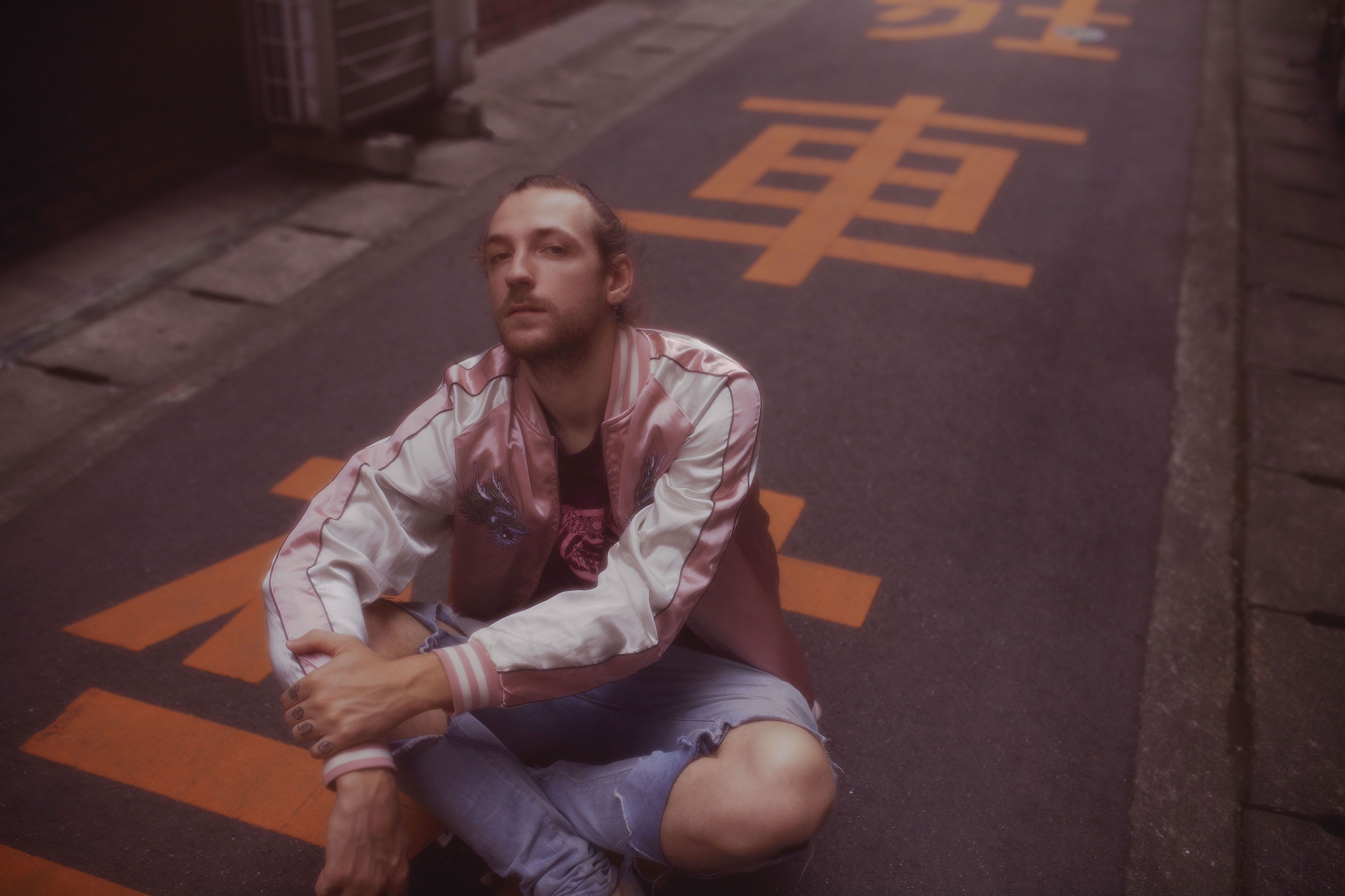 portrait d'un homme dans une rue au japon