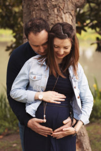 photo de grossesse en couple en extérieur