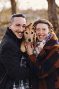 photo d'un couple avec son chien