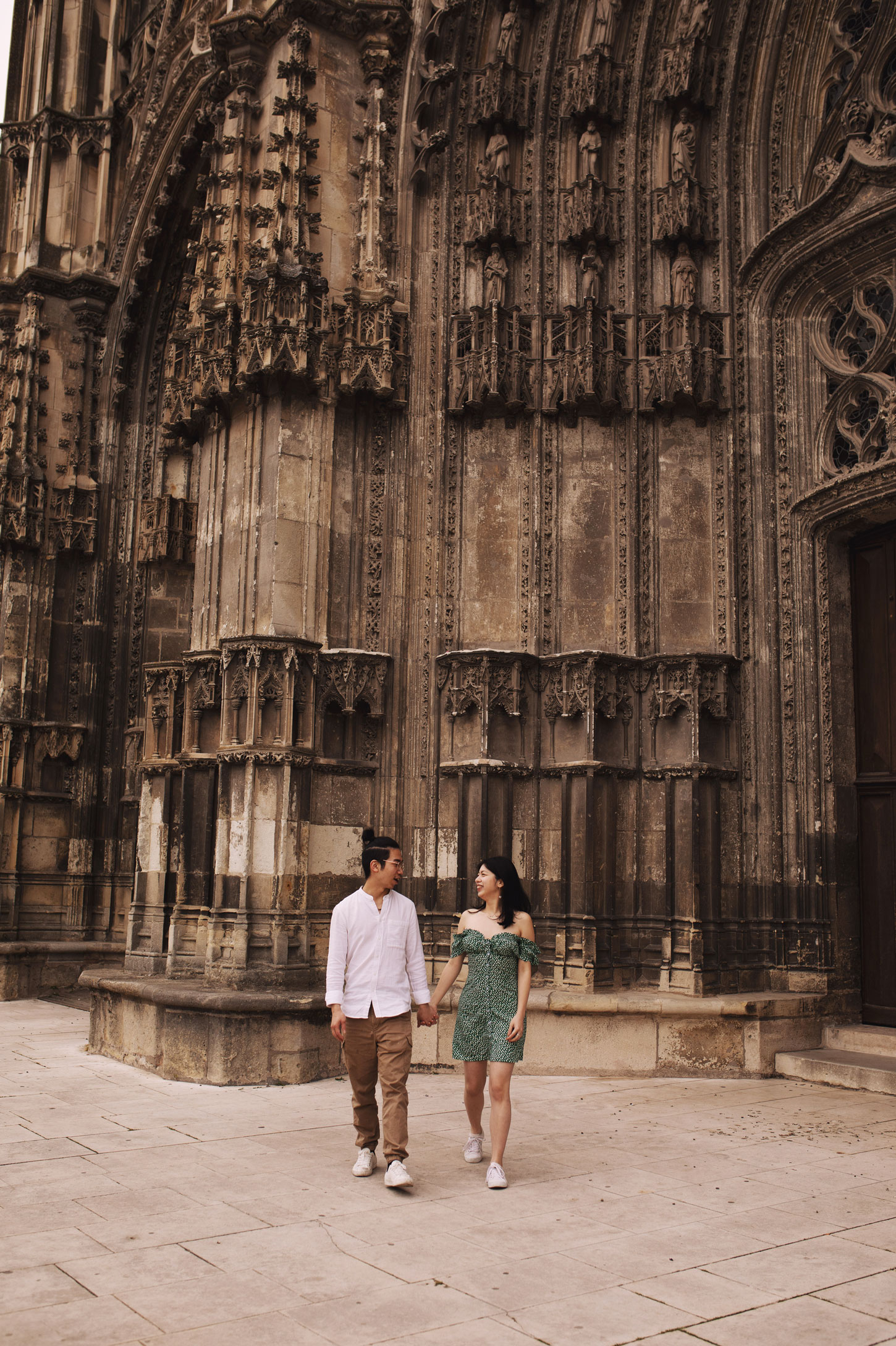 photo d'un couple devant la cathédrale de Tours