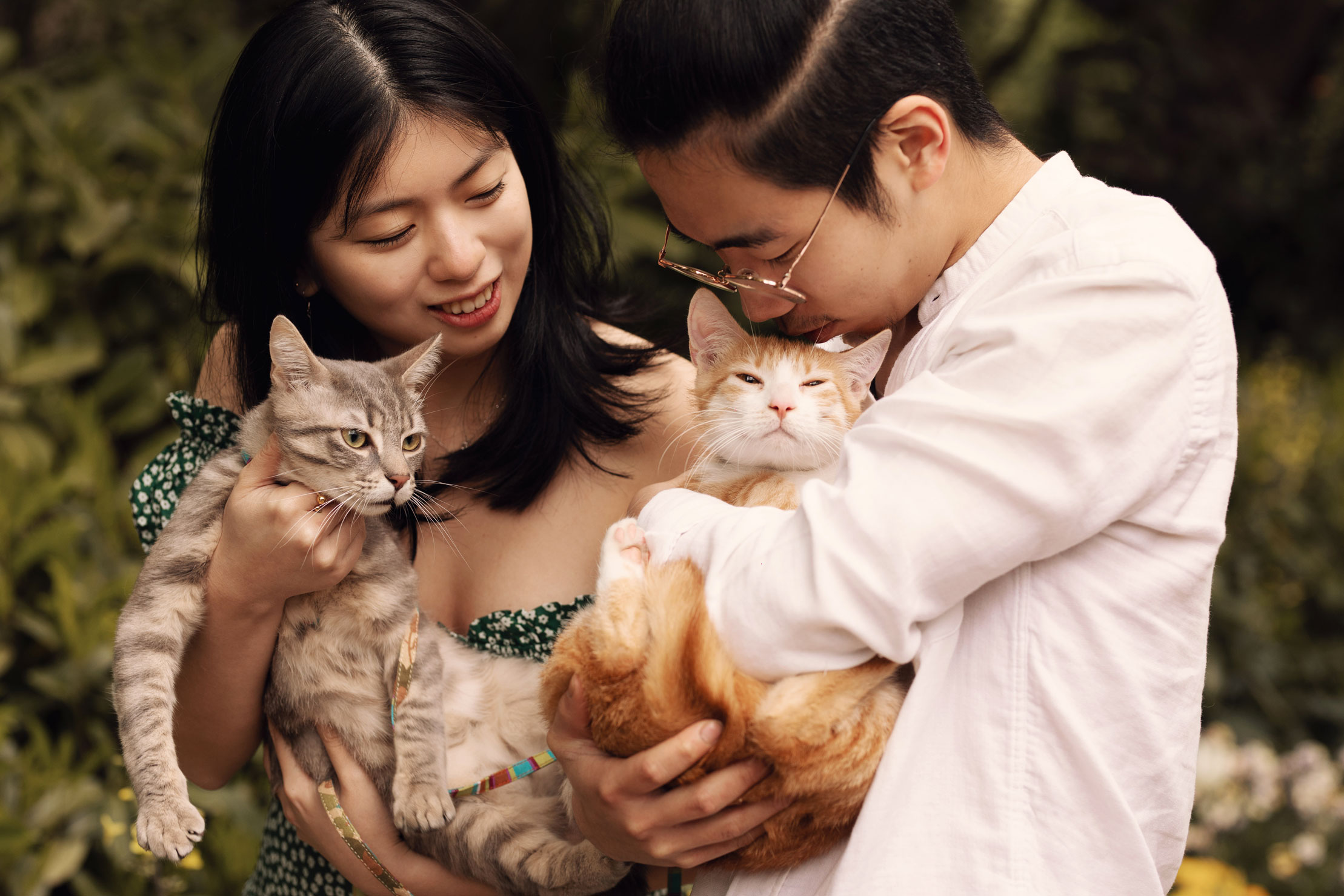 photo d'un couple en extérieur avec deux chats