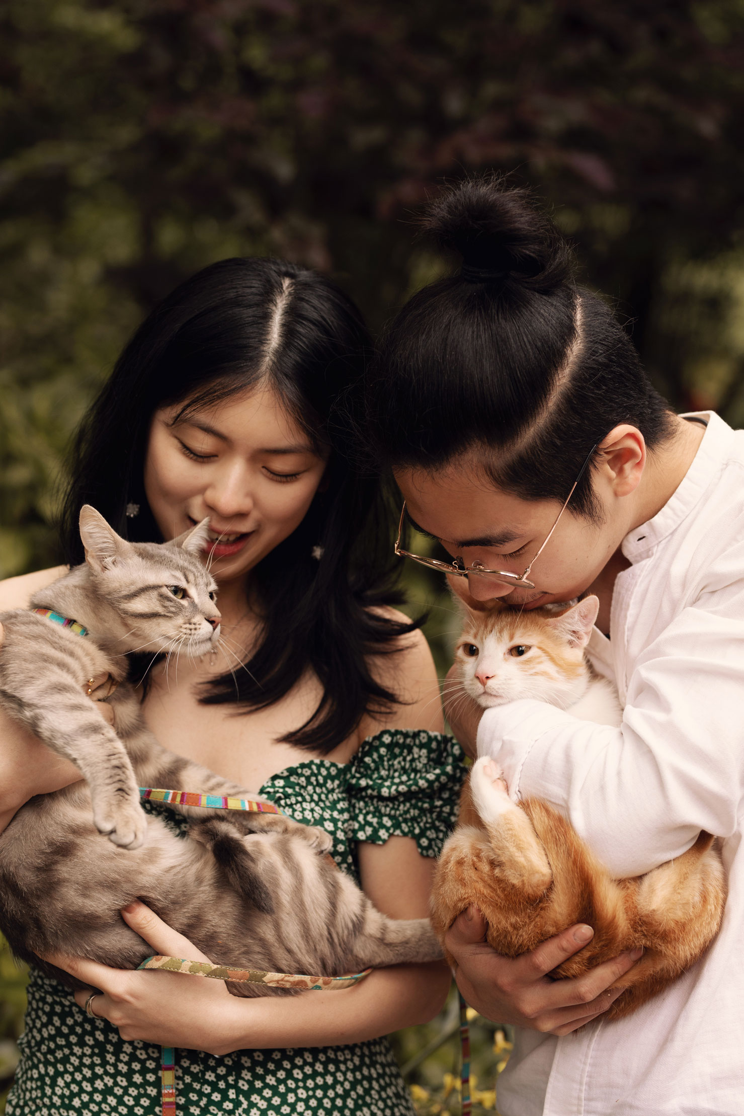 Photo d'un couple avec deux chats