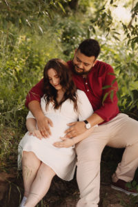 Photo de grossesse d'un couple en bords de Loire