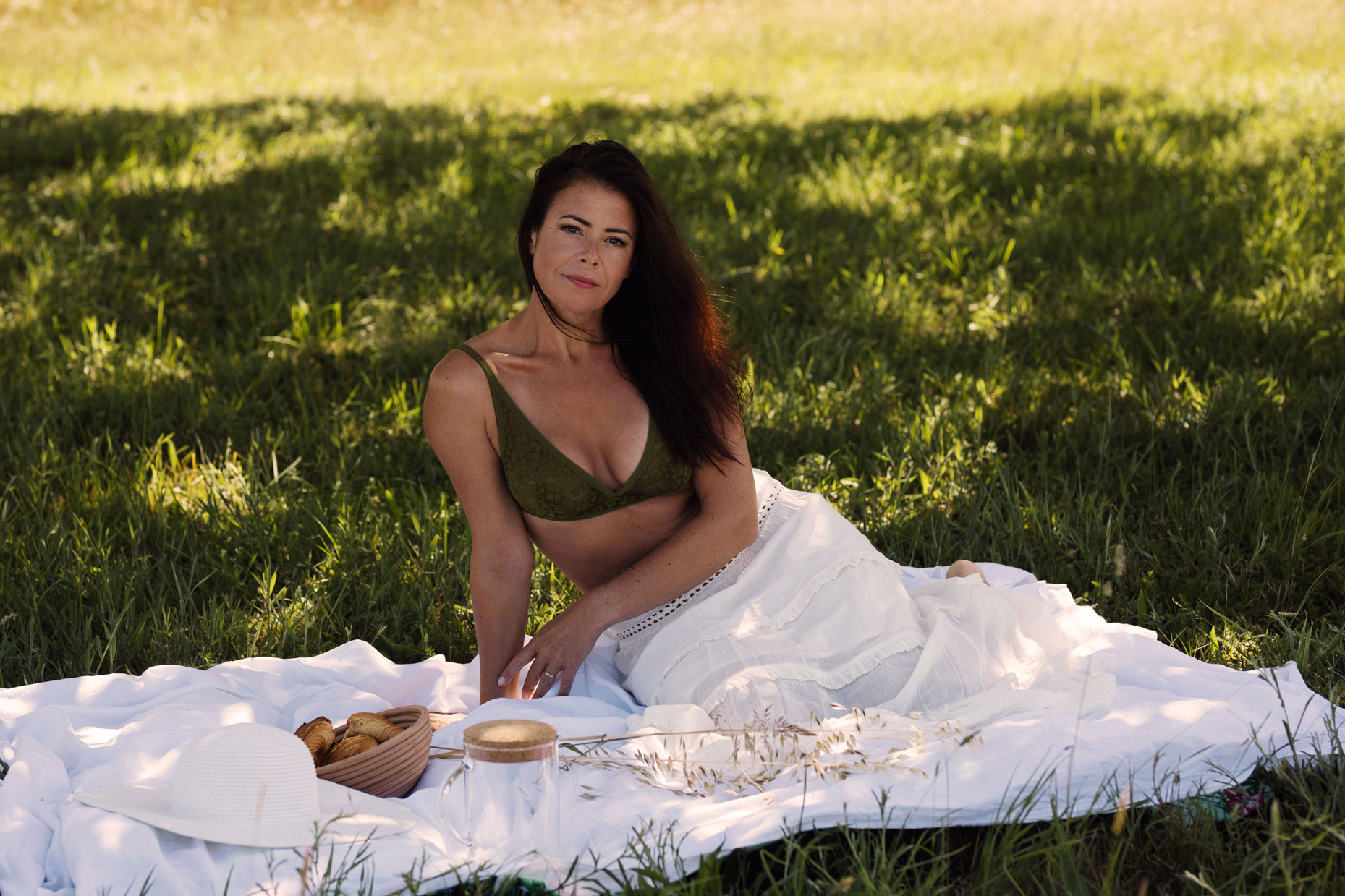 Portrait d'une femme allongée dans l'herbe