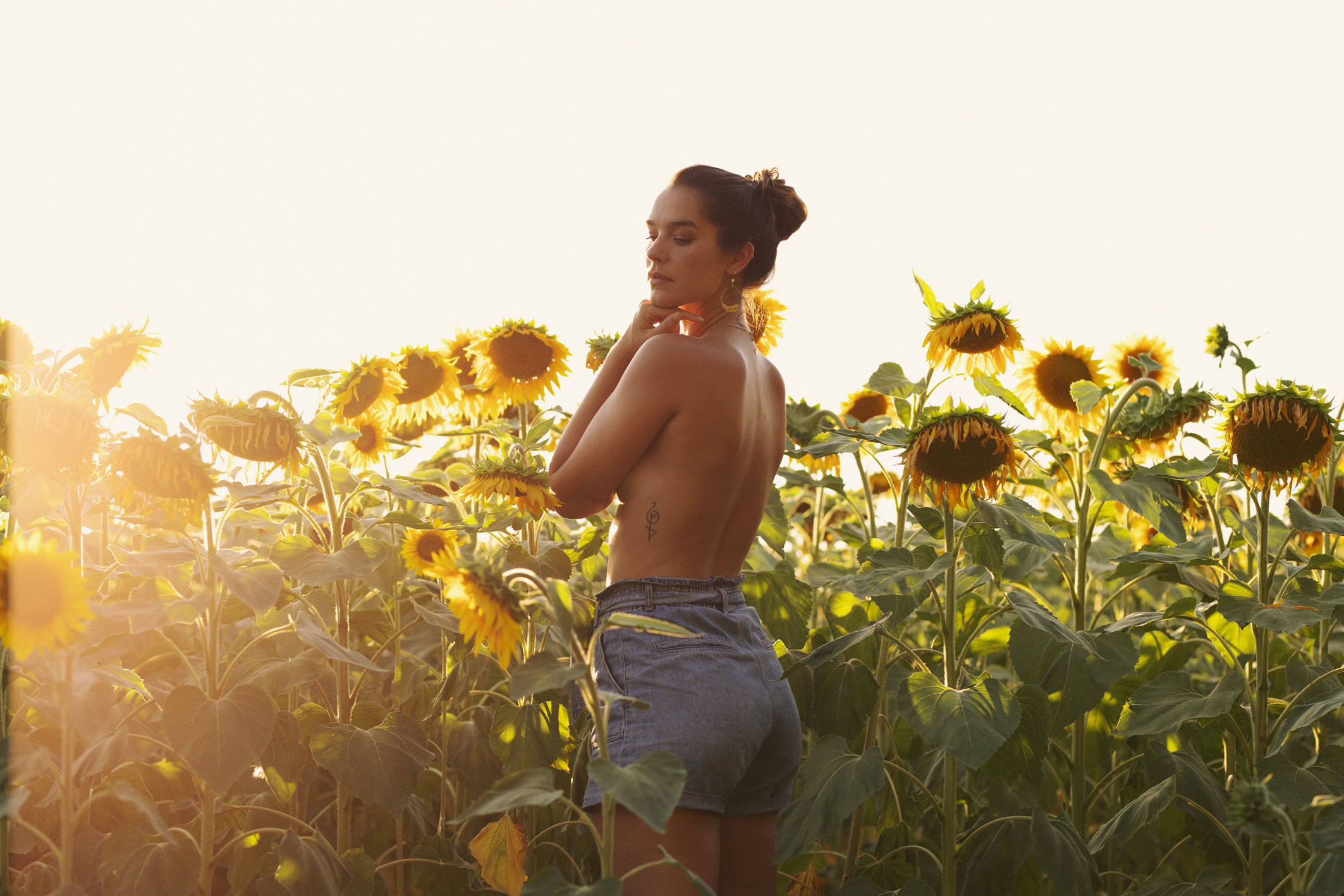Portrait d'une jeune femme dans un champ de tournesols