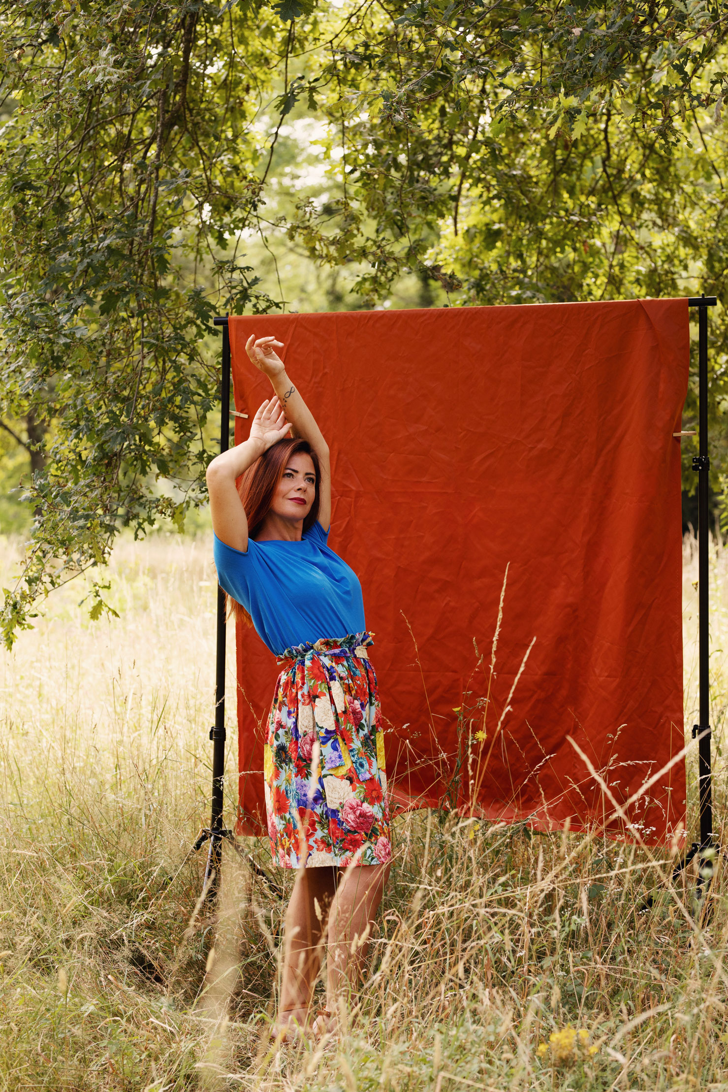 Femme portant des vêtements colorés dans un champs