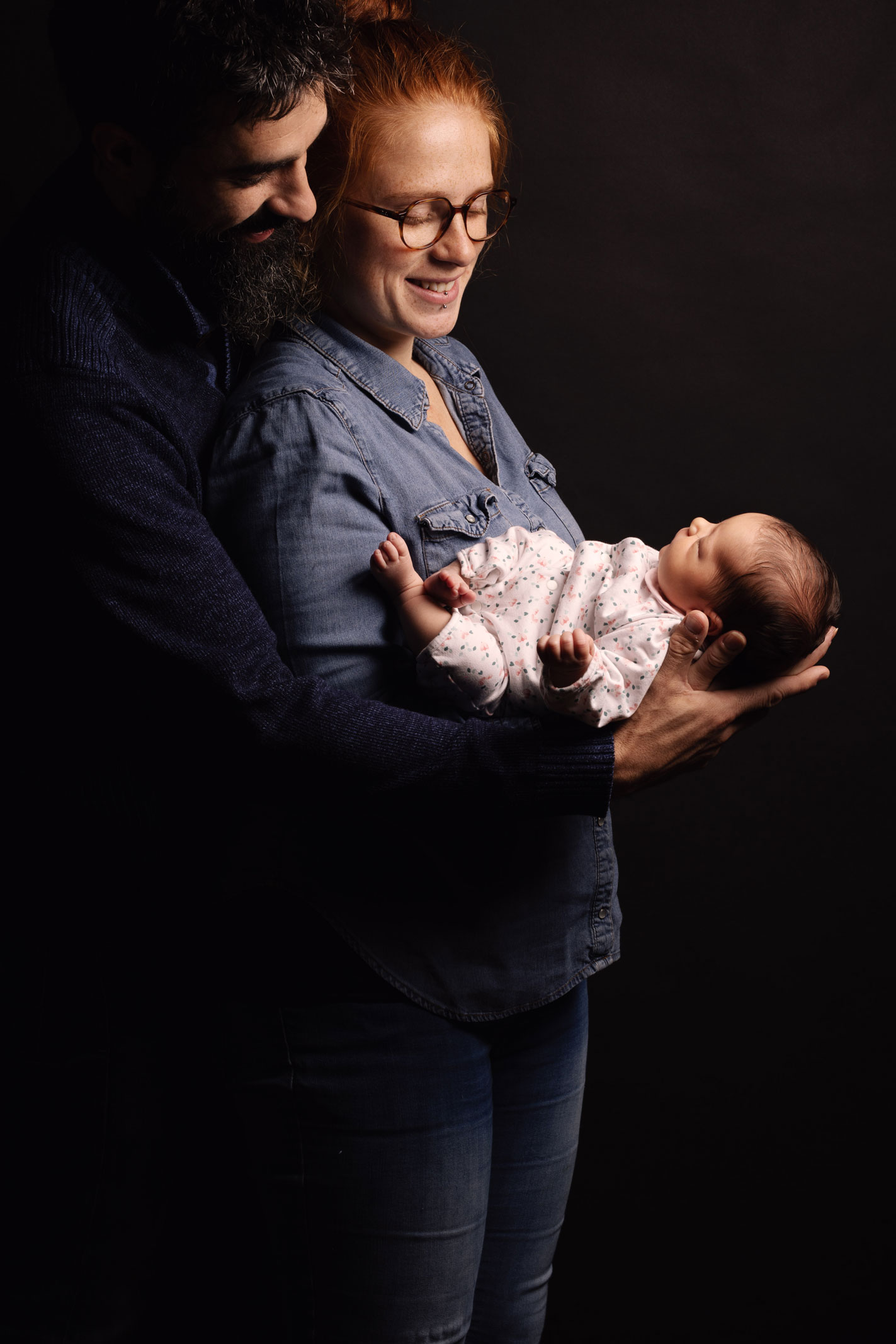 Portrait de famille avec un nouveau né en studio