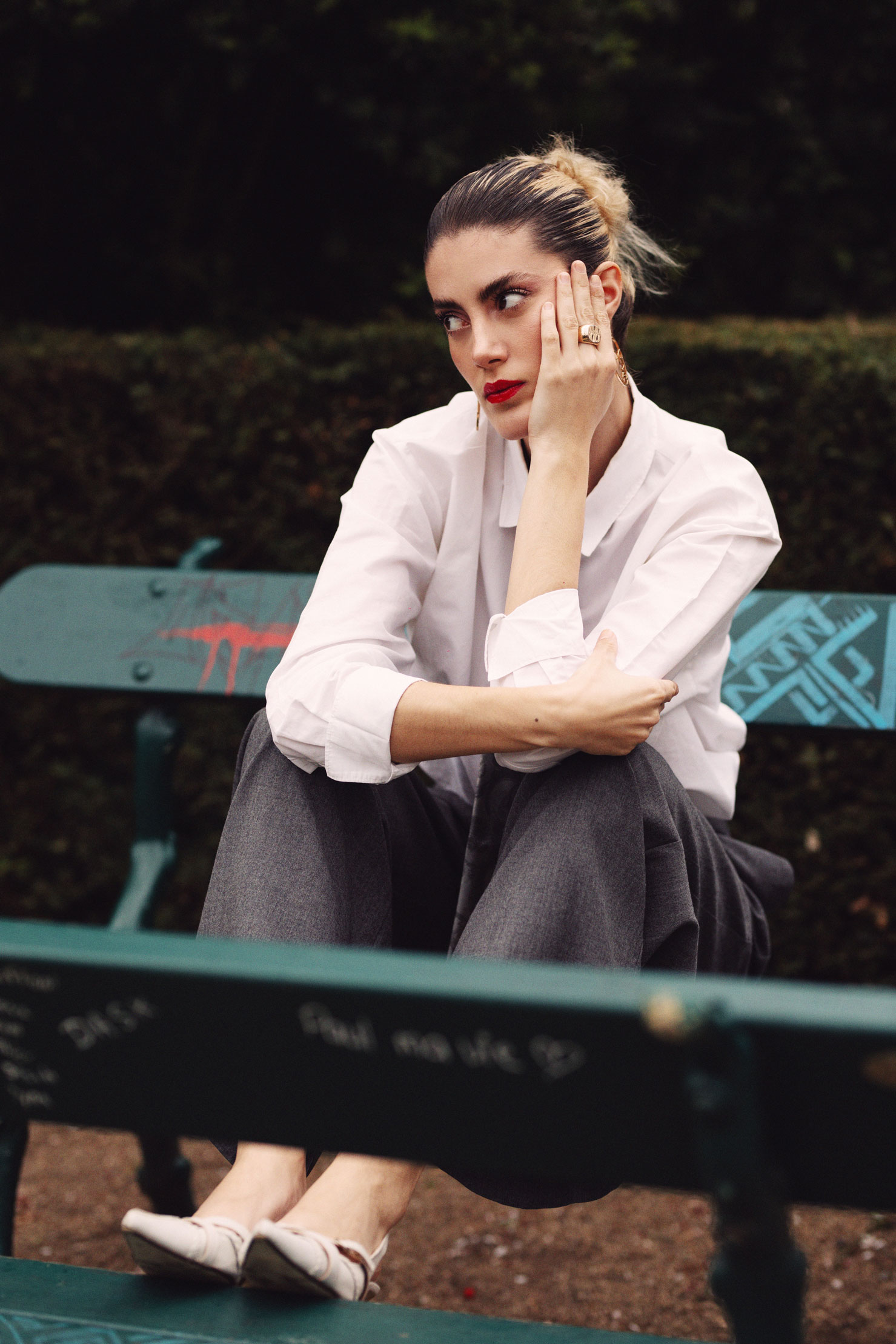 Portrait mode d'une mannequin sur un banc
