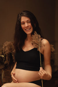 Portrait d'une femme enceinte souriant