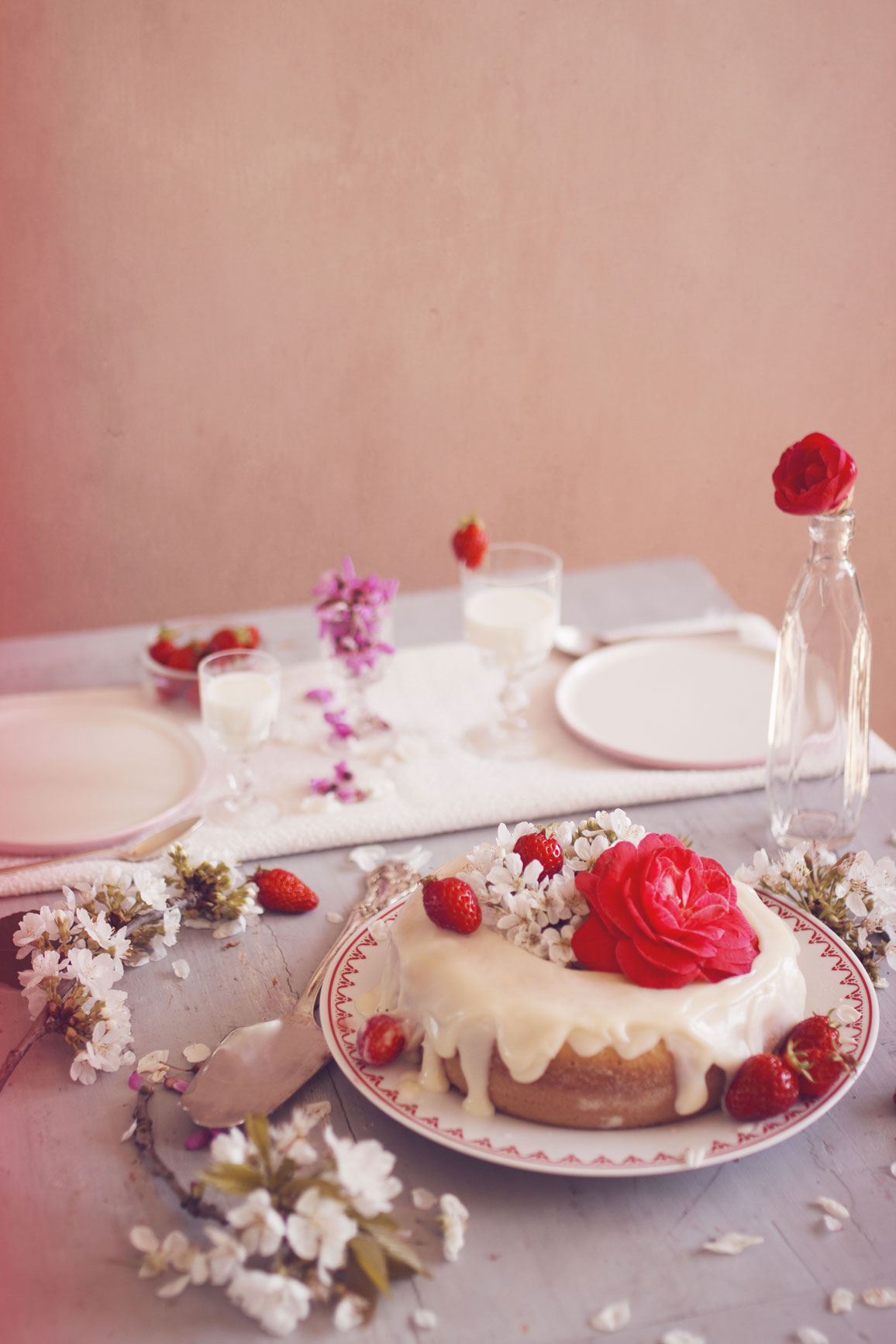 photographie culinaire table gâteaux et assiettes à tours