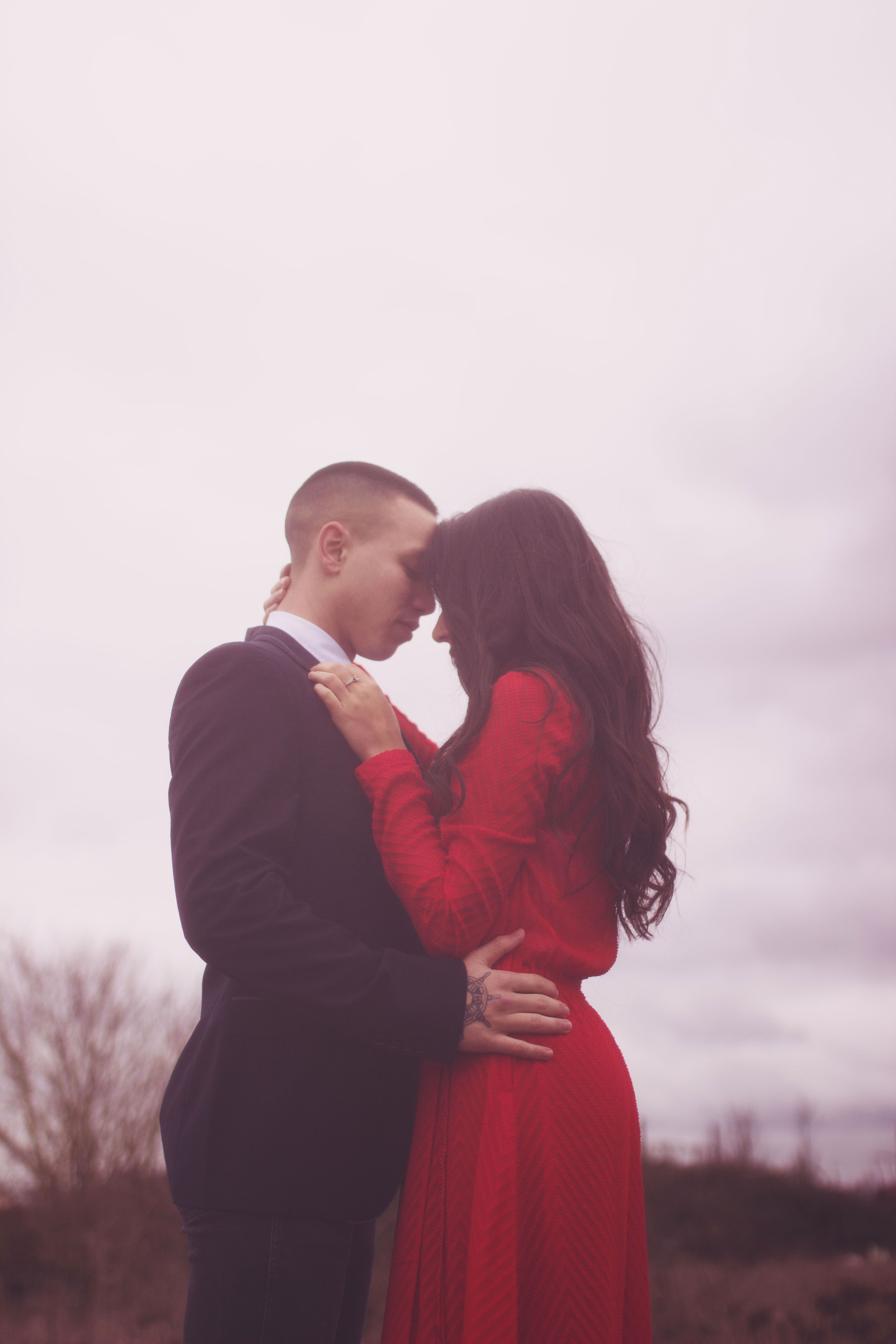 portrait romantique d'un couple qui s'embrasse