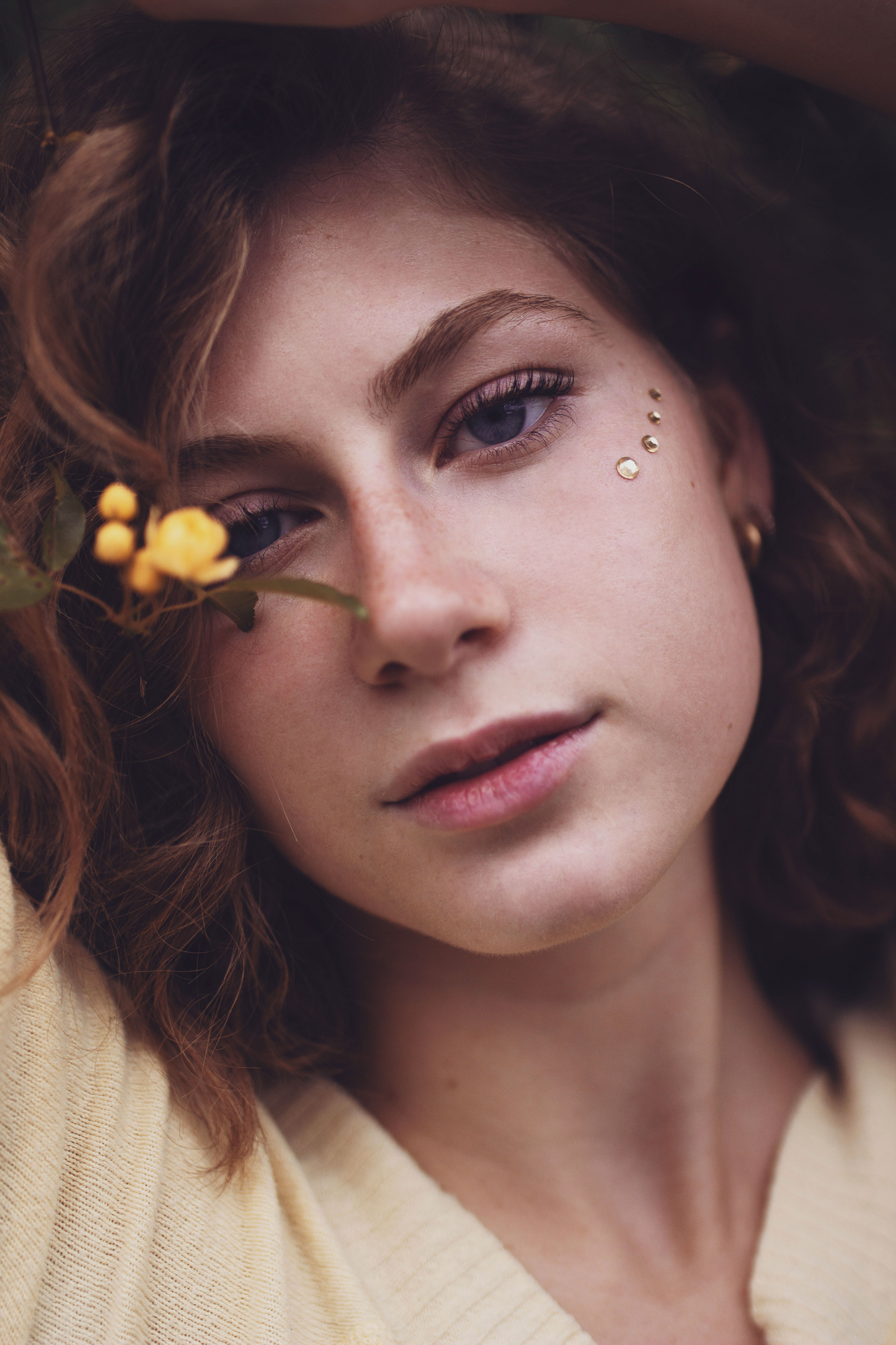 portrait d'une jeune femme avec des fleurs