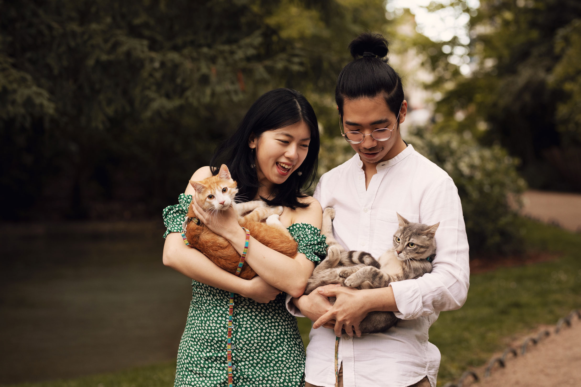 Photo d'un couple avec deux chats