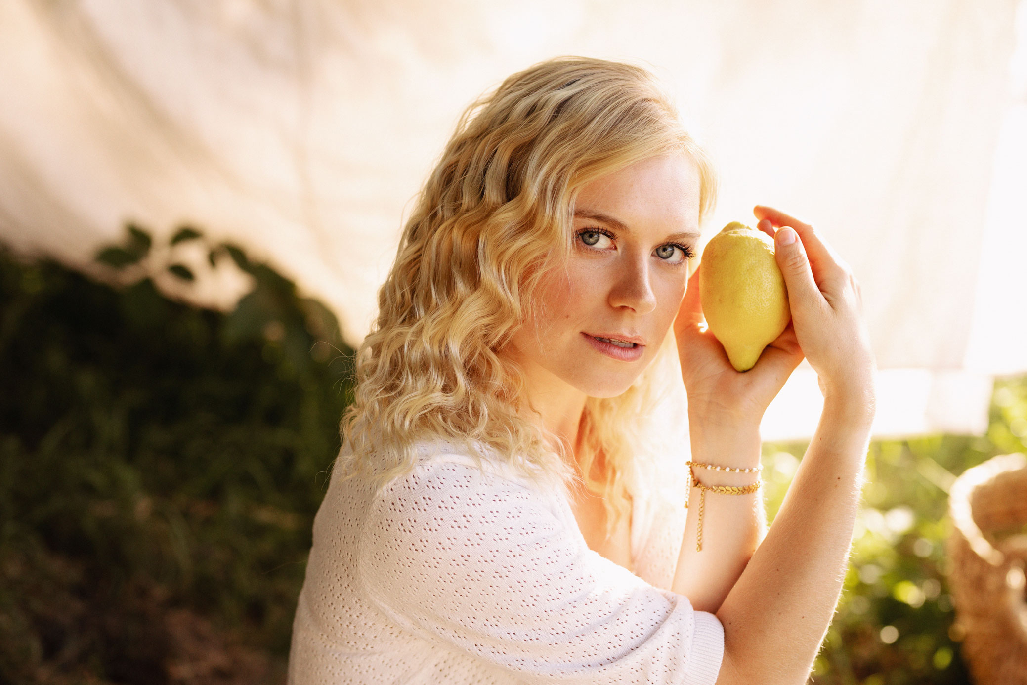 Portrait d'une jeune femme tenant un citron