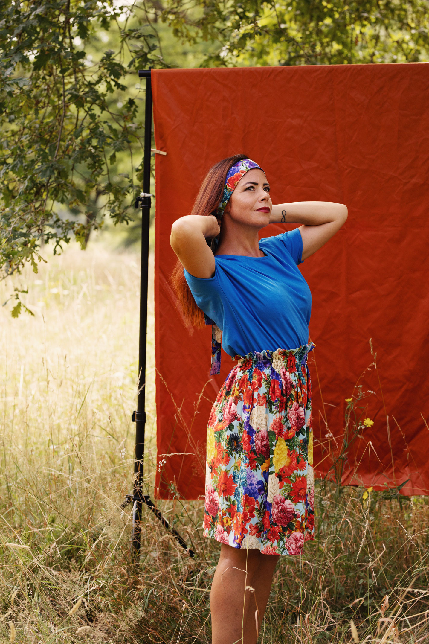 Femme portant des vêtements colorés dans un champs