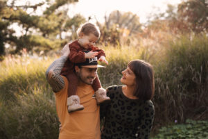 Portrait de famille dans un jardin