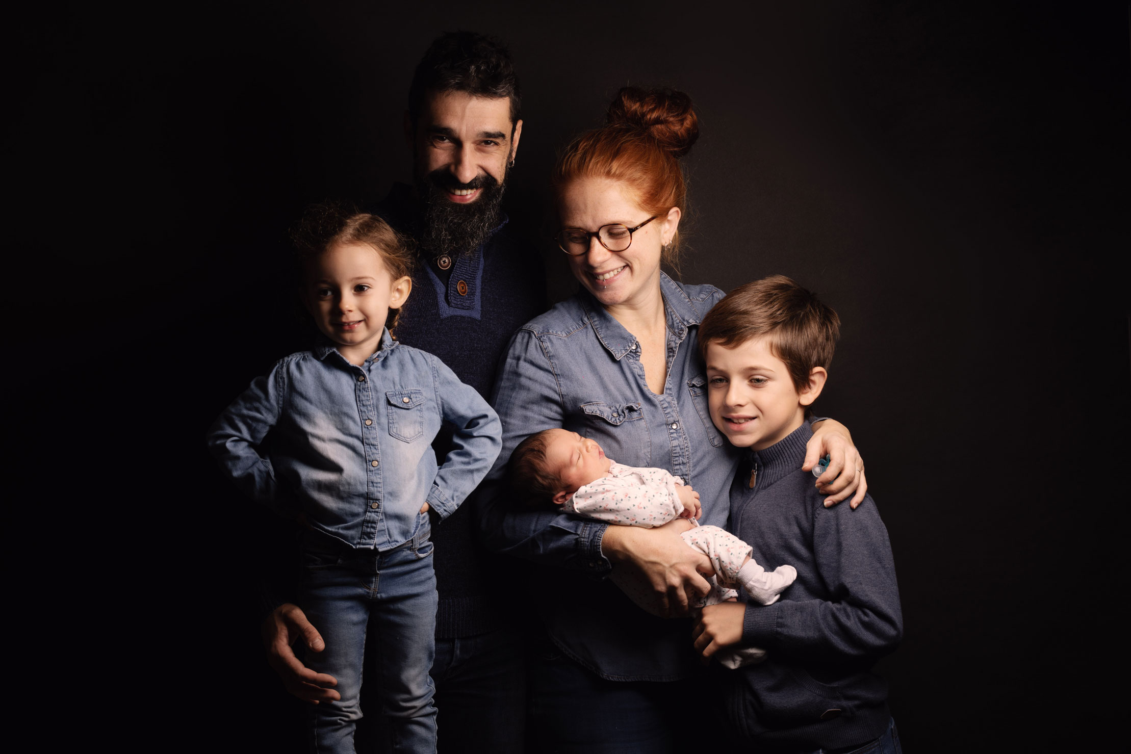 Portrait de famille avec bébé en studio