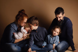 Portrait de famille avec un nouveau né en studio