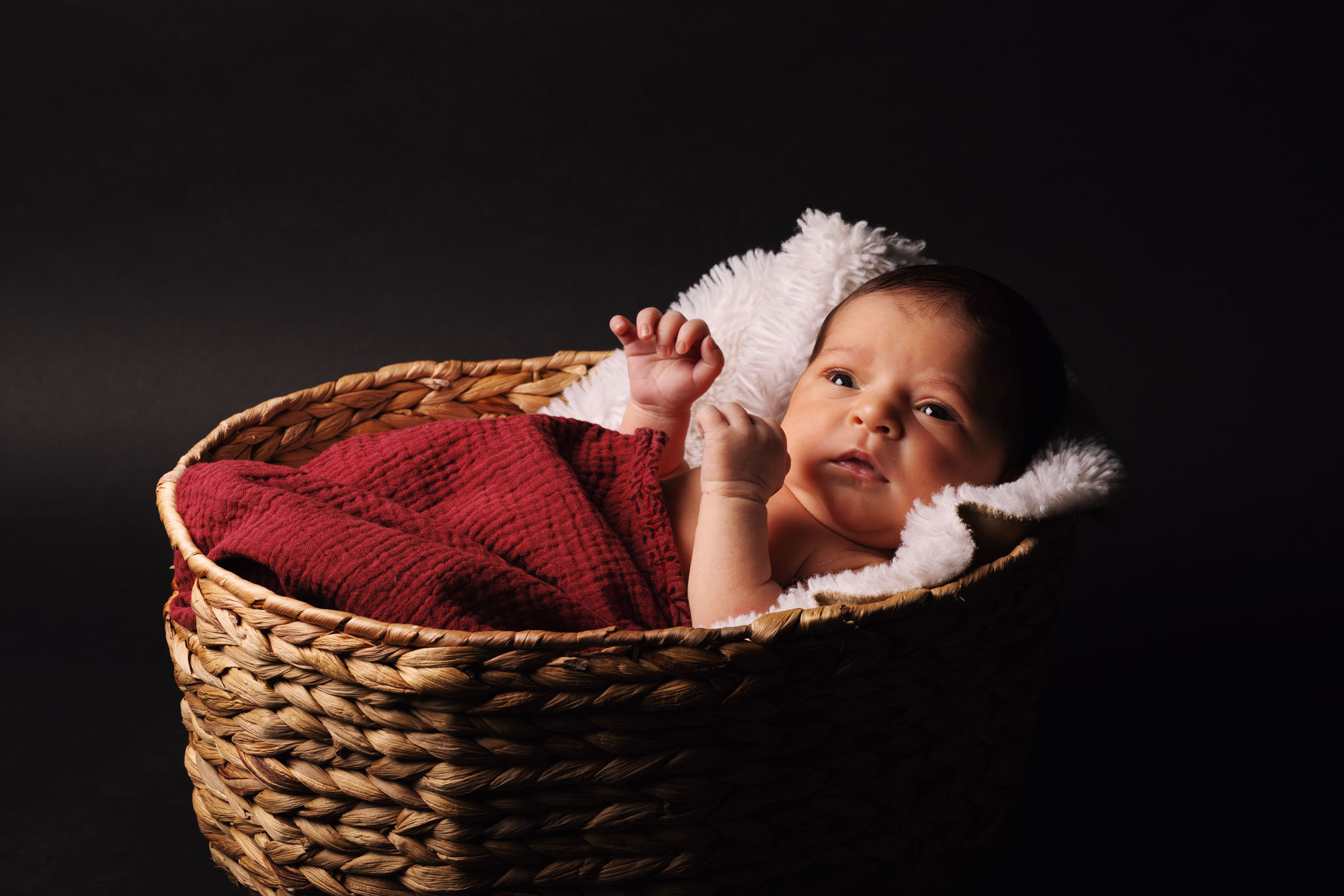 Photo d'un nouveau né dans un panier
