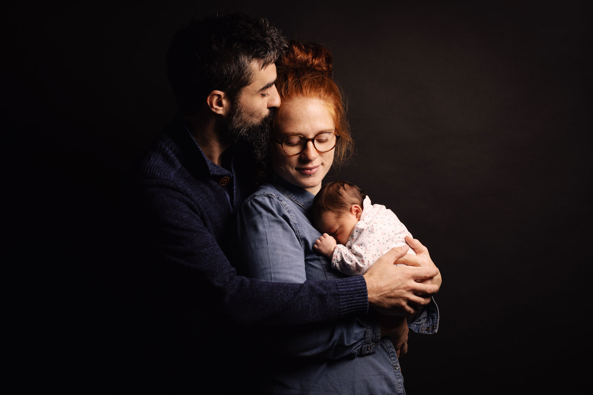 Portrait de famille avec un nouveau né en studio